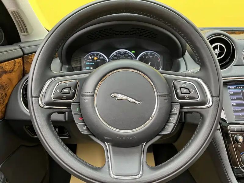 Jaguar XJ