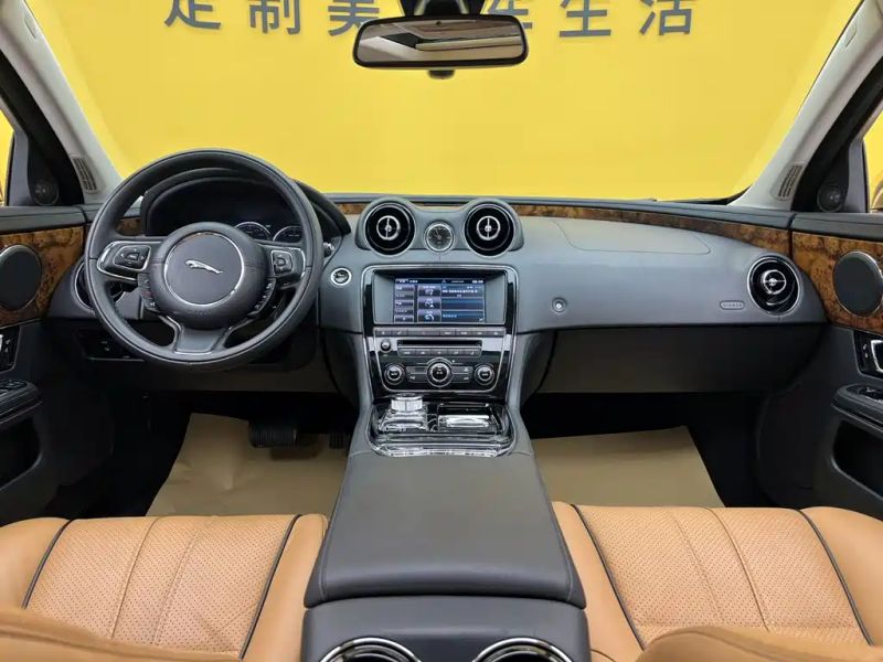 Jaguar XJ