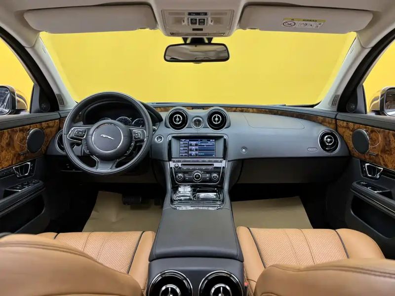 Jaguar XJ