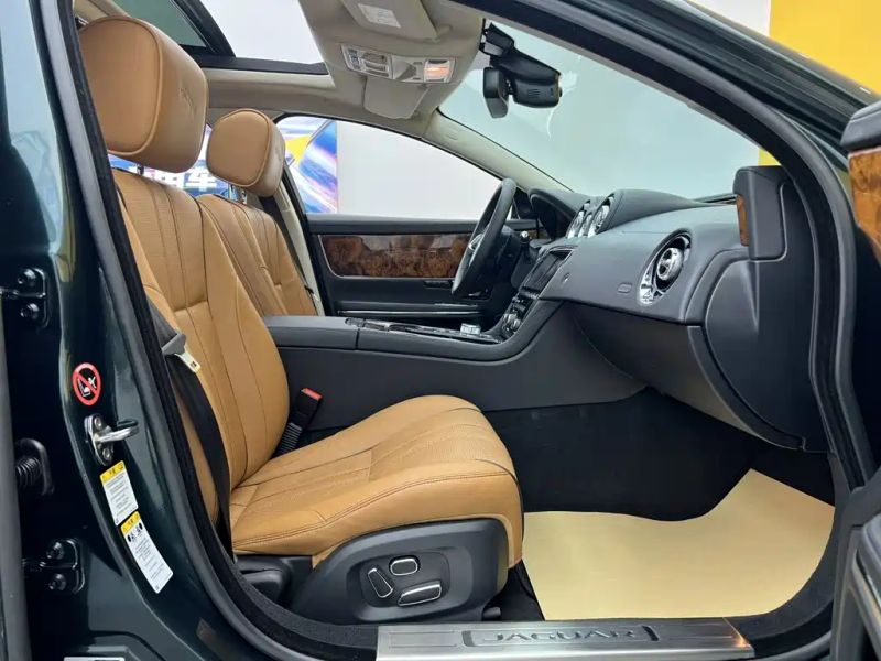 Jaguar XJ