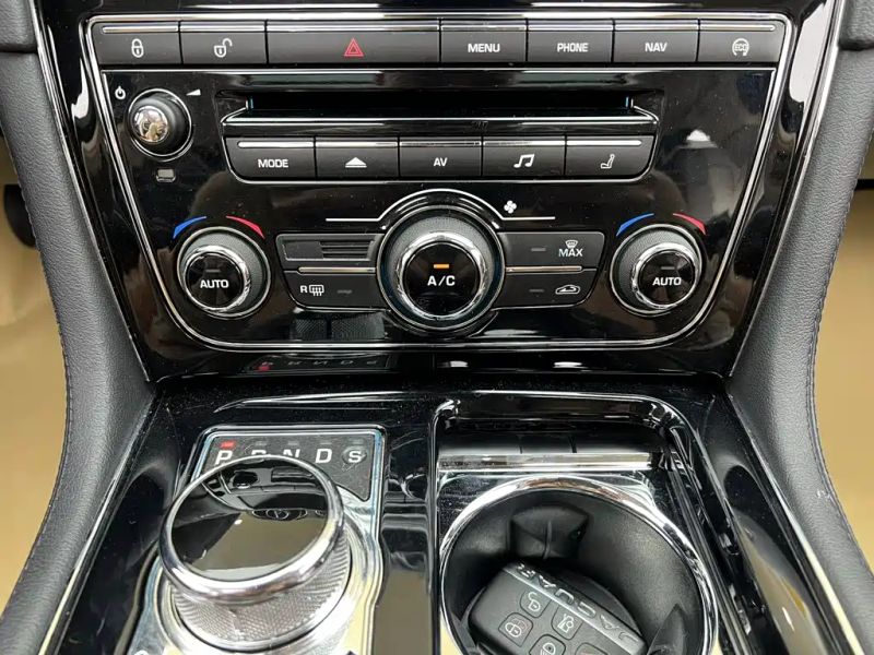 Jaguar XJ