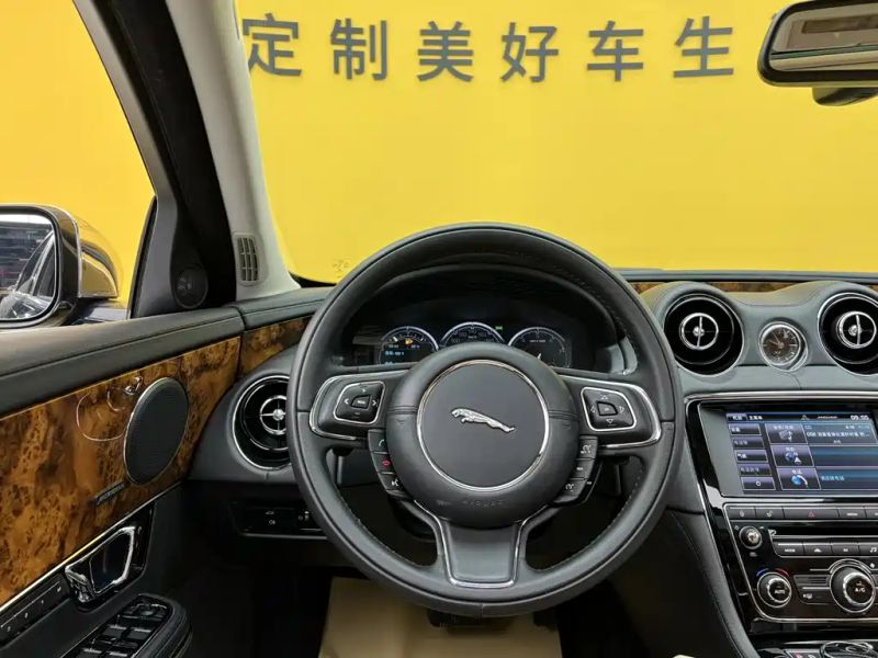 Jaguar XJ