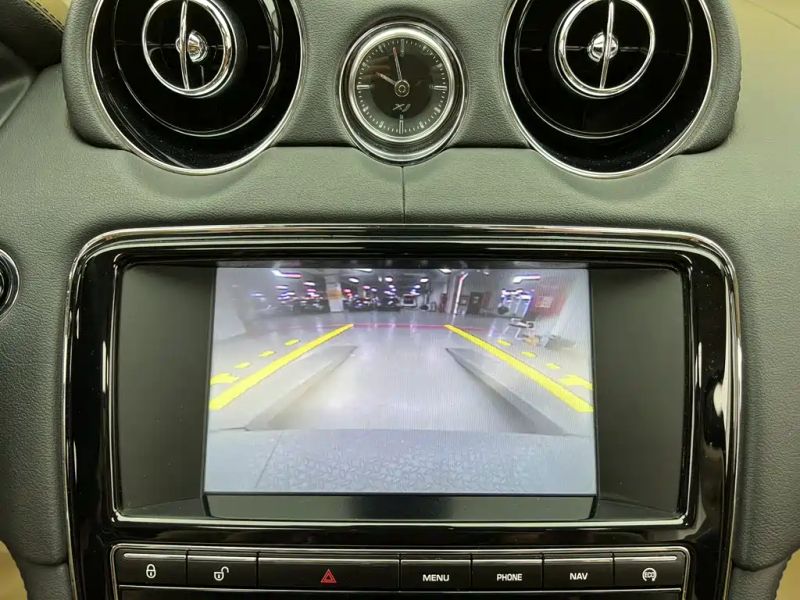 Jaguar XJ