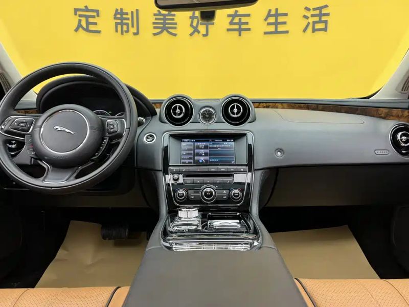 Jaguar XJ